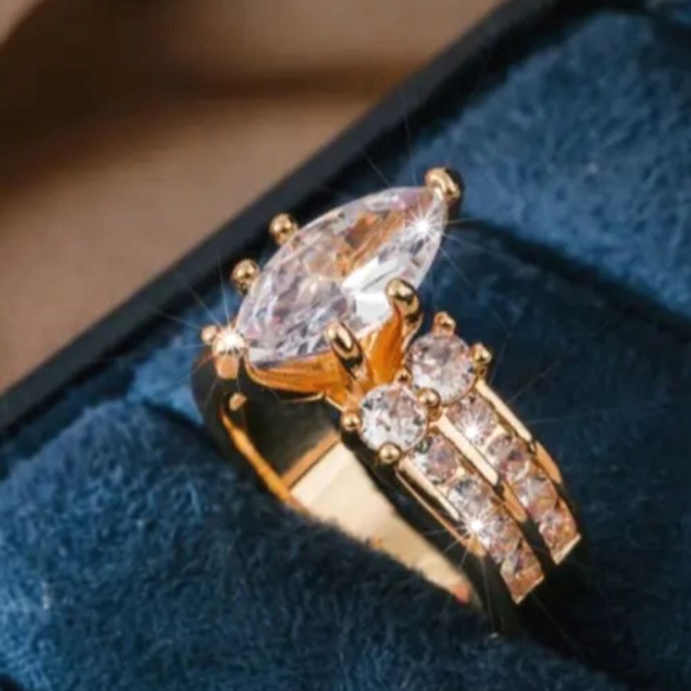 Elegant shining diamond wedding ring sz 8